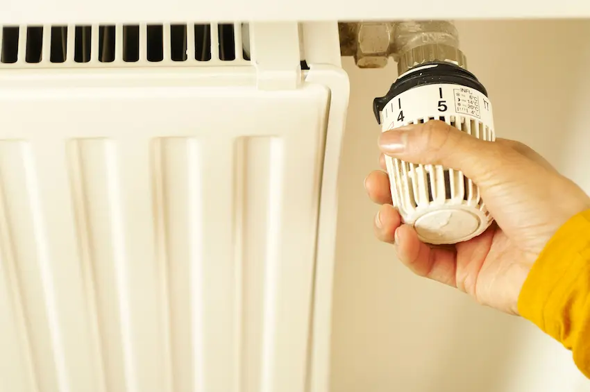 Réglage d’un radiateur par Jeanne Christophe SARL, spécialiste du chauffage à Loriol-sur-Drôme